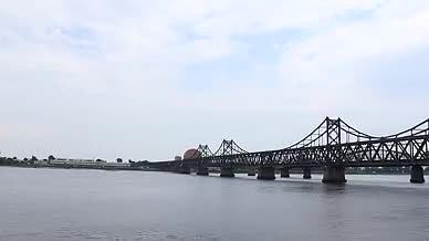 鸭绿江大桥云彩水面升格视频的预览图